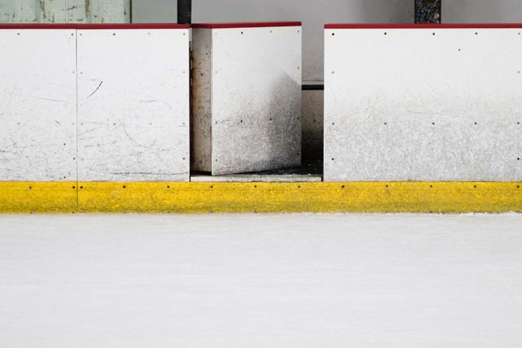 Trasig dörr till avbytarbänken på en hockeyplan