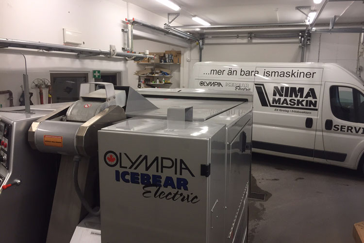 Servicebil och Olympia Icebear electic-maskin